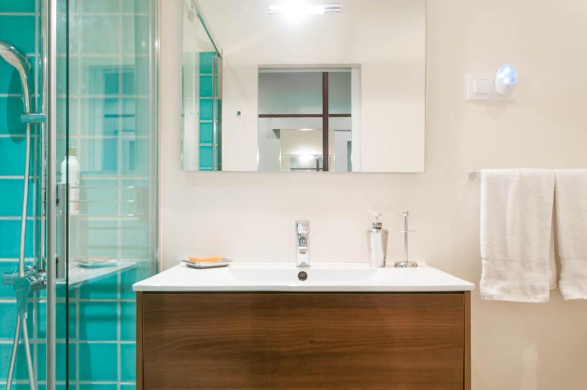 Explore Center From An Elegant Urban Retreat Barcelone