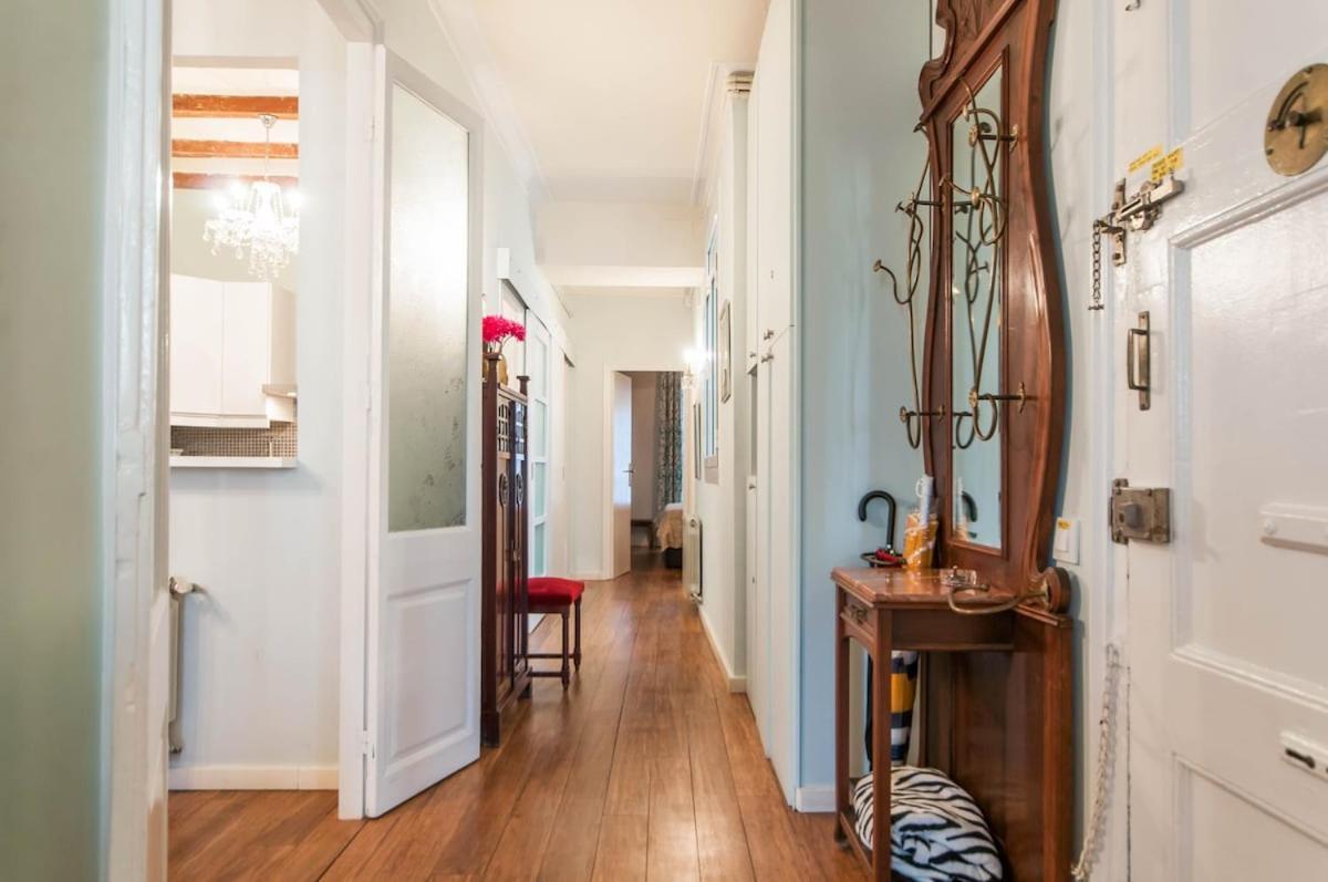 Explore Center From An Elegant Urban Retreat Appartement Barcelone